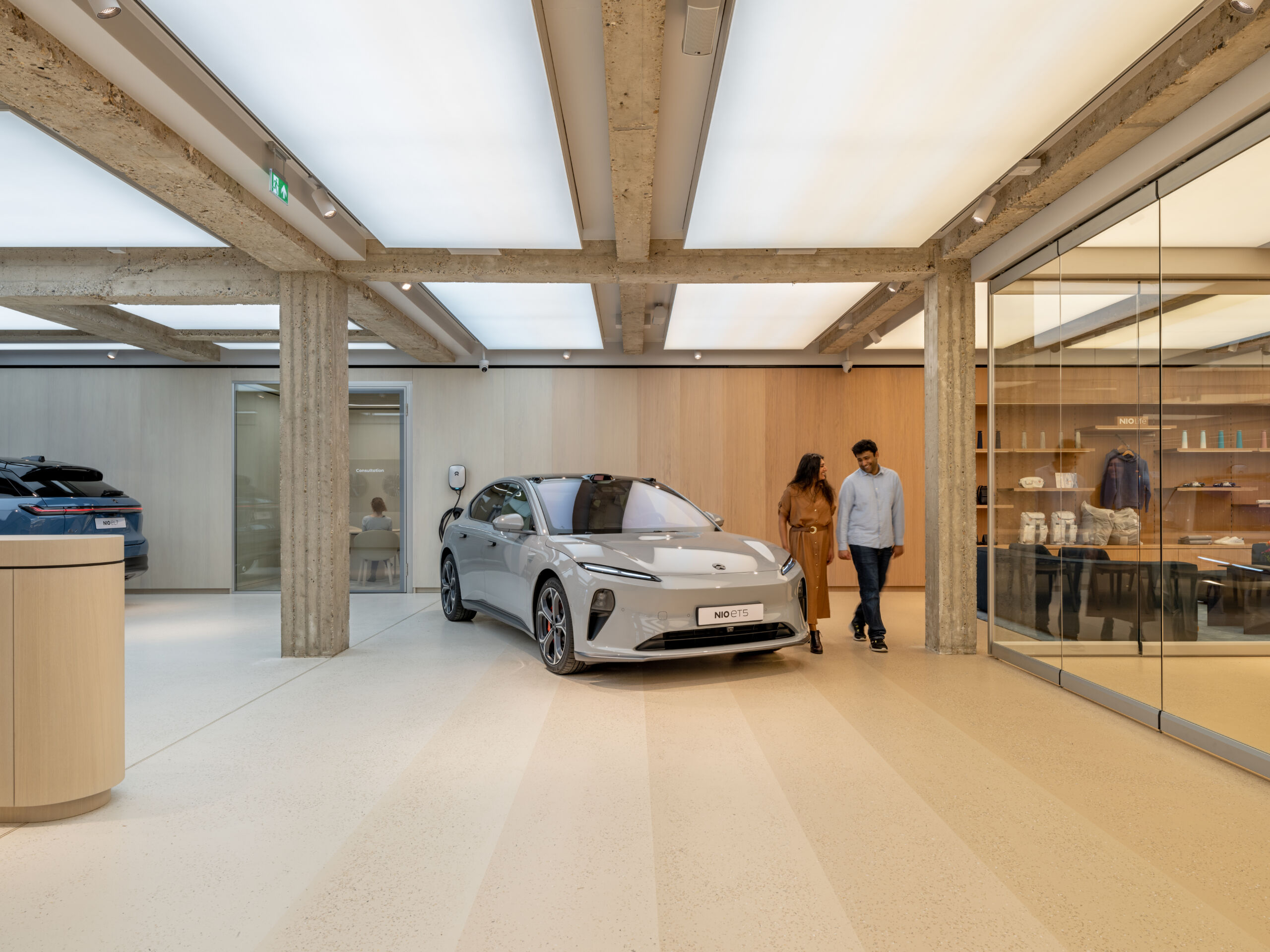 De showroom van NIO, waarin een grijze, elektrische auto getoond wordt